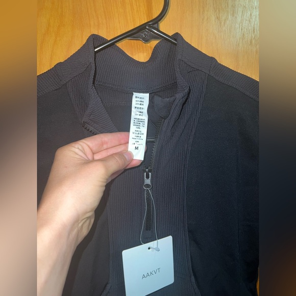 Super cute halfzip crop top - Picture 3 of 4